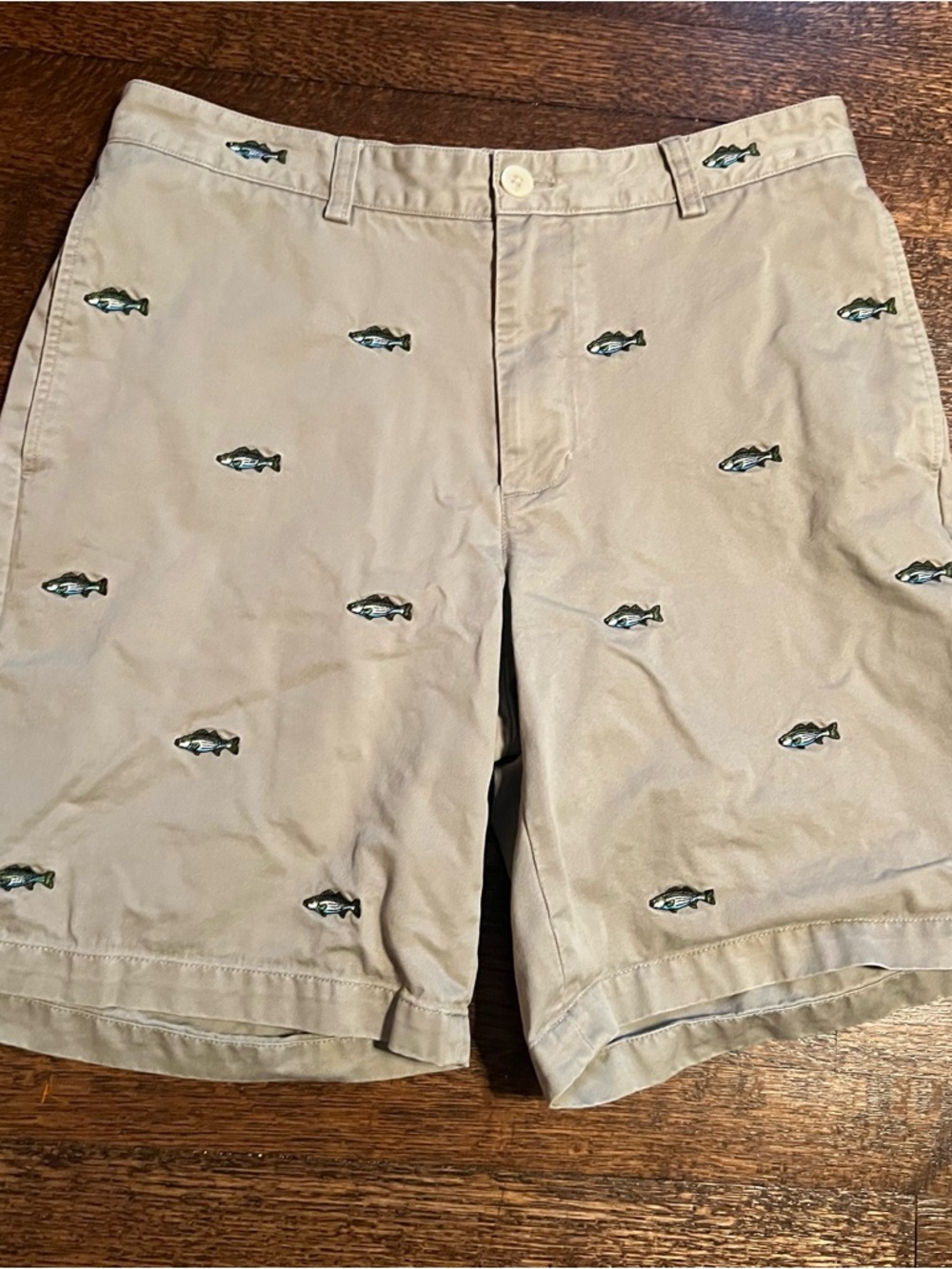 Vineyard vines men’s khaki embroidered fish shorts size 32